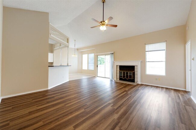 Foto del edificio - 14504 Sandy Side Dr