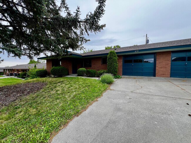 Building Photo - 608-610 Estee Court - Yakima
