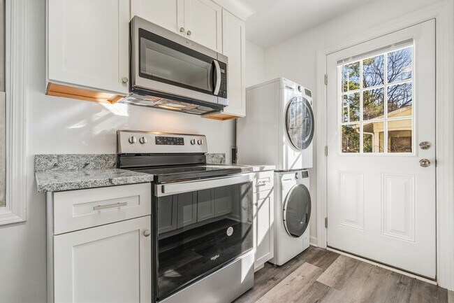 Foto del edificio - **APPLICATION PENDING 2/4/2026** Newly renovated single family in Carrboro! Available 2/1/2026!