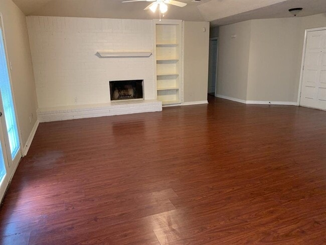 Building Photo - 1006 Poppets Way