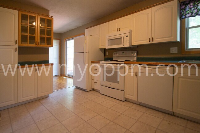 Foto del edificio - Great 3-Bedroom House on Westwood Lane