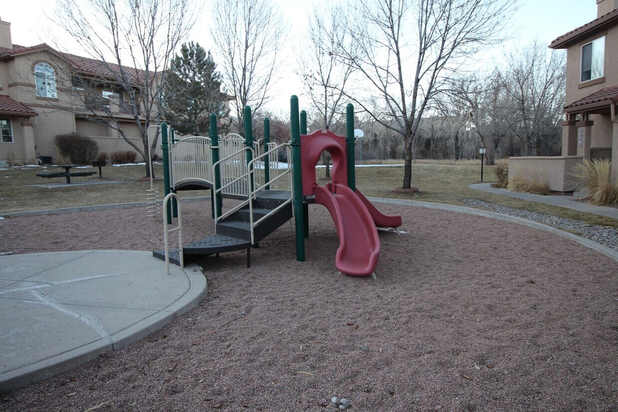 Primary Photo - Beautiful 2bdrm 3 bath 2 car garage townhome