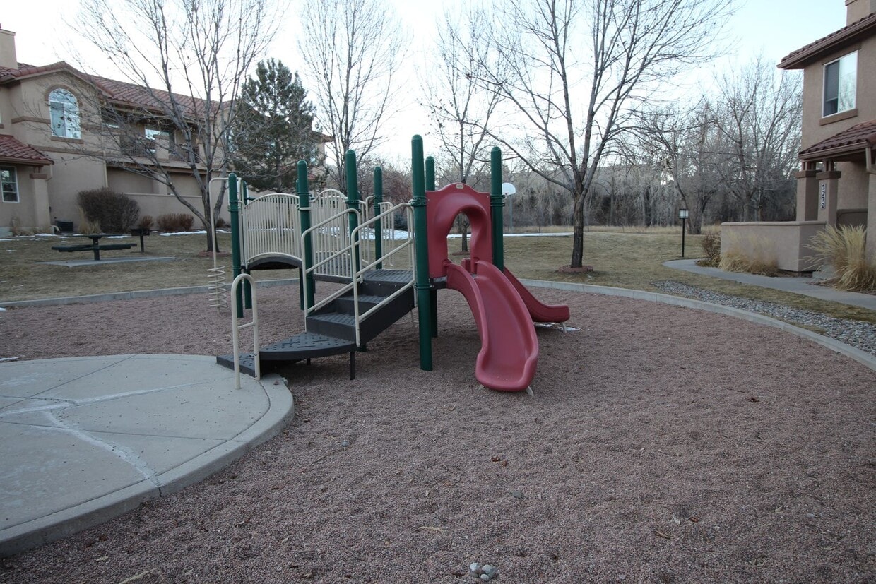 Beautiful 2bdrm 3 bath 2 car garage townhome - Beautiful 2bdrm 3 bath 2 car garage townhome