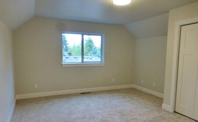 Foto del edificio - 3 Bed / 2 Bath Two-Story Home with 2-Car Garage & A/C