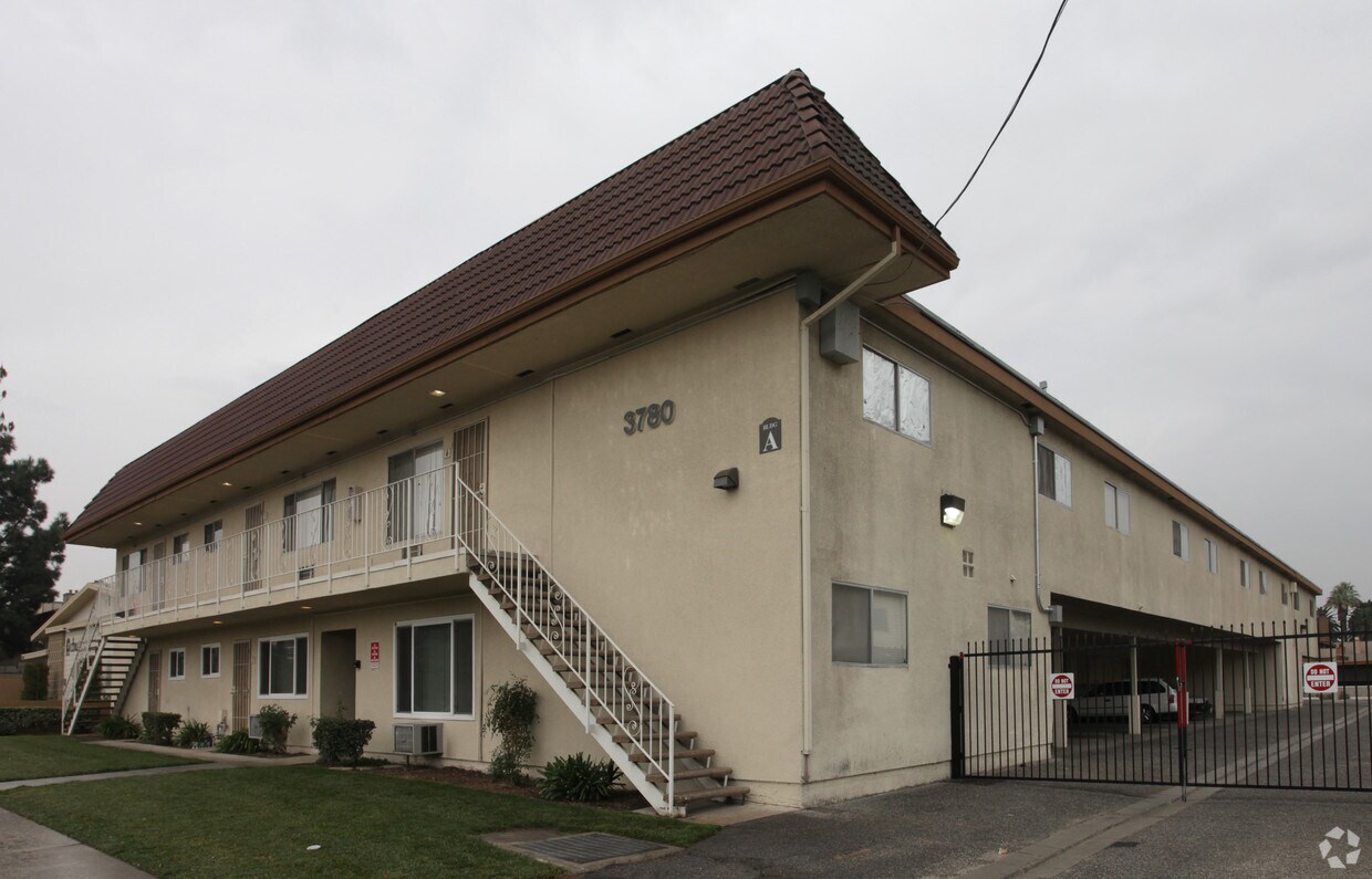 Building Photo - Adams Villas