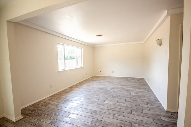 Living Room - 1009 W Yucca Ave