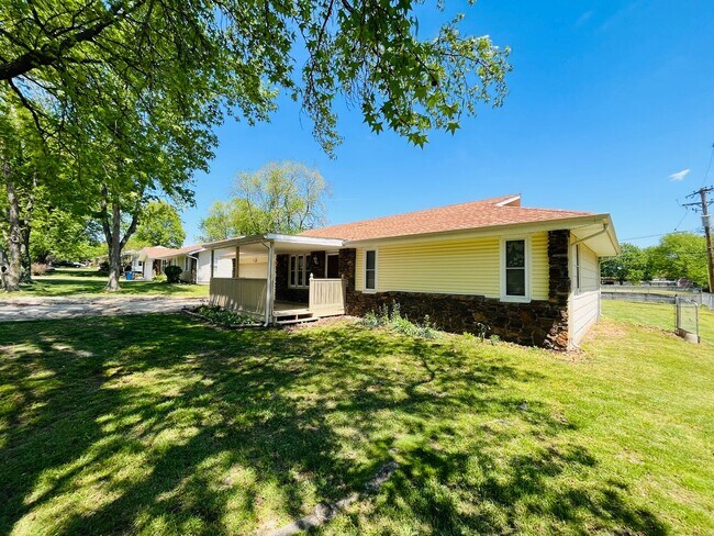 Foto del edificio - Available Now! 3 bed/2 bath/2 car with fen...