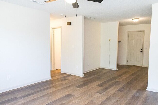 Foto del edificio - 6404 Middle Dr