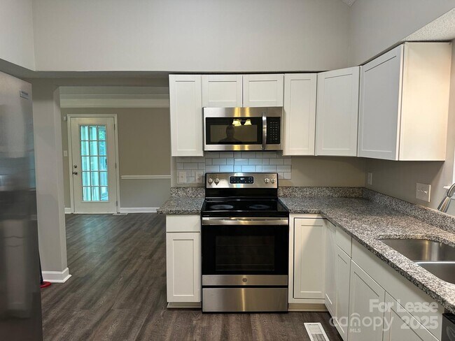 Foto del edificio - 1617 Sugar Hollow Dr