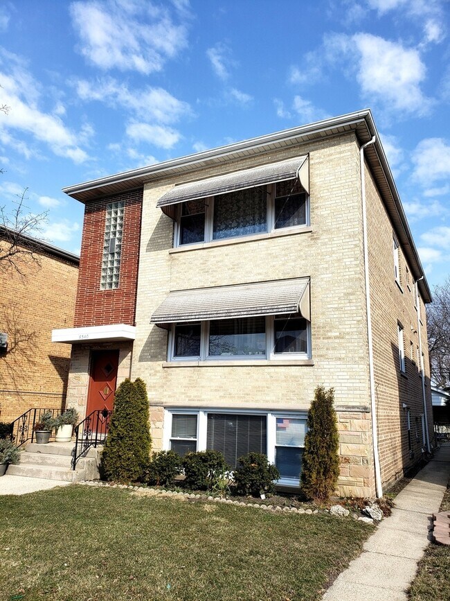 Building Photo - 6340 W Montrose Ave