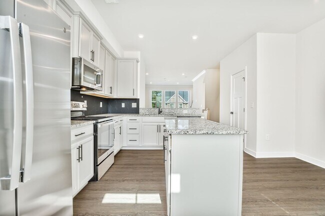 Building Photo - Spacious 3 Bed, 3.5 Bath Townhouse in Fore...