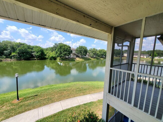 Building Photo - 221 Lake Brook Cir