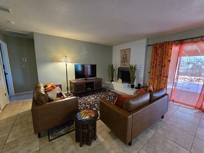 Foto del edificio - Furnished, 1-Year Long-Term Rental **Leasing Special $250 Off first two month rent with a year le...