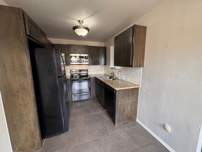 Foto del edificio - 3 bedroom 2 story duplex in Deer Creek schools! 500 off your first month by May 1st