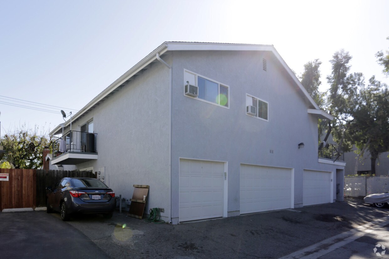 Building Photo - 11251 Western Ave