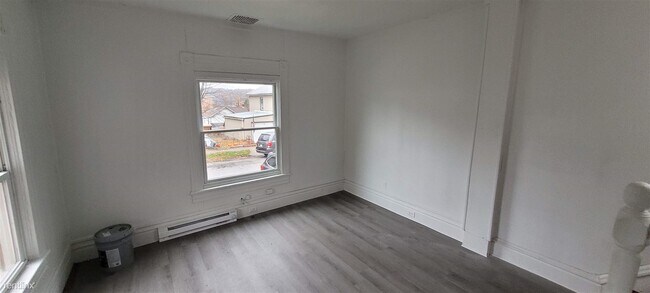 Foto del edificio - 3 br, 1 bath House - 240 2nd Avenue