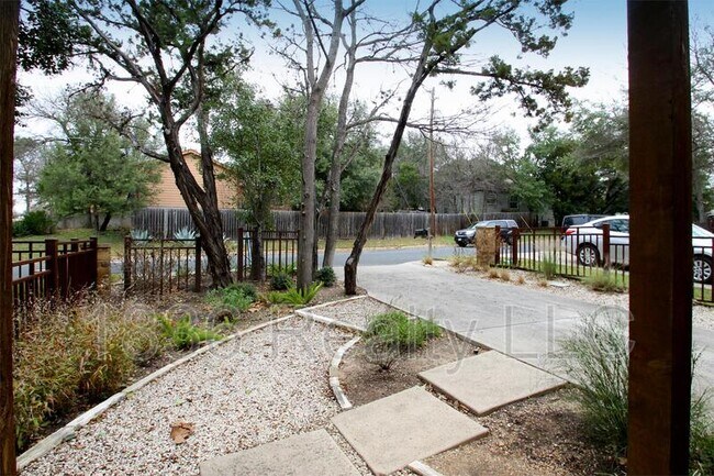 Building Photo - 3001 Lovell Dr