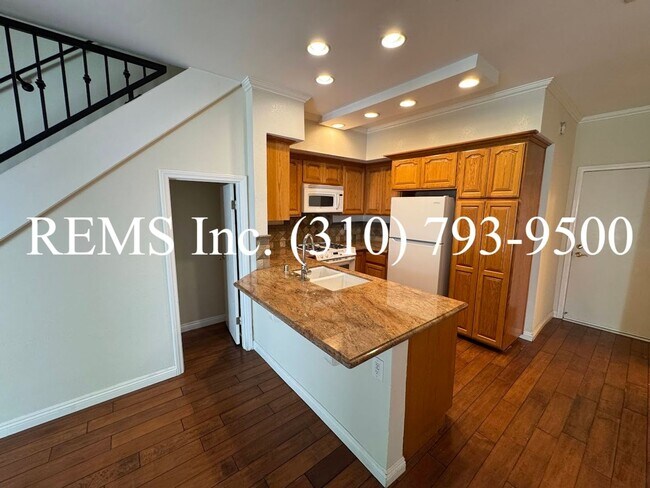 Foto del edificio - Refurbished Townhome with Laundry Hookups ...
