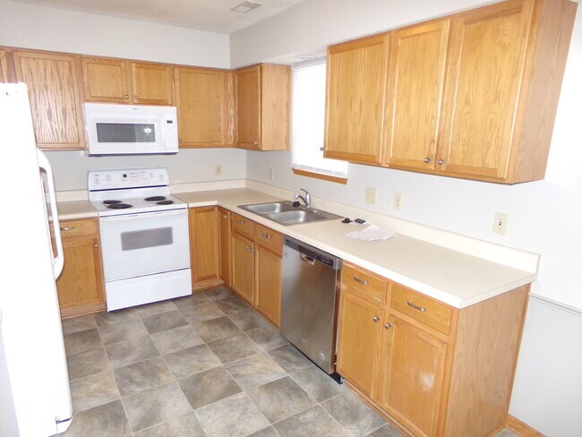 Building Photo - BCR Beautiful Totally Remodeled Townhome