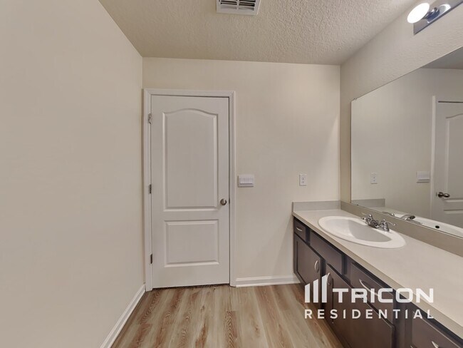 Foto del edificio - 382 Falcon Ridge Rd