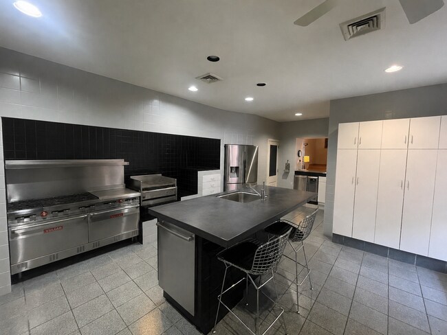 Foto del edificio - 328 W Market St