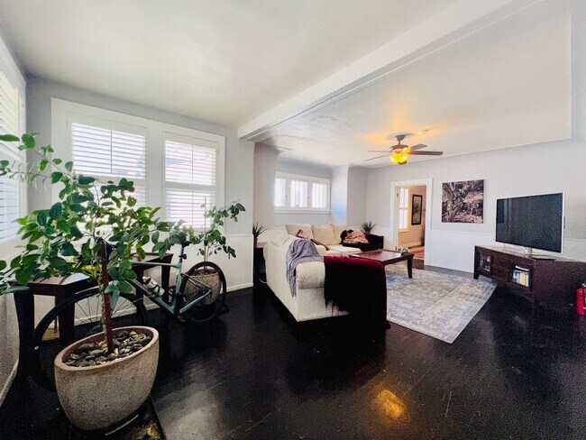 Foto del edificio - $0 DEPOSIT OPTION, CHARMING 3 BED 2 BATH TRADITIONAL BRICK HOME!! HUGE YARD, DETACHED GARAGE, COM...