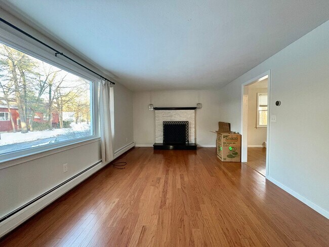 Foto del edificio - Available Now | 3 Bed, 1.5 Bath Single-Family Home in Westford, MA | Updated Kitchen, Finished Ba...