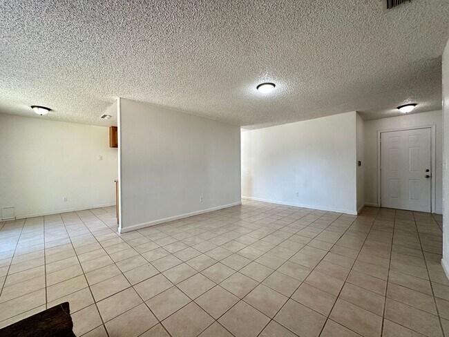 Foto del edificio - Four Bedroom Home