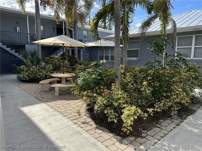 Foto del edificio - 519 S Pine St