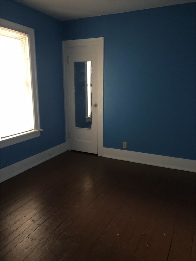 Building Photo - 1122 W 7th St