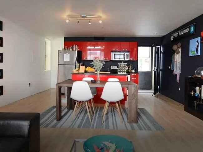 Building Photo - "Chic Urban Retreat: Spacious 1-Bedroom Apartment in the Heart of San Diego – 750 Sq Ft of Comfort!"