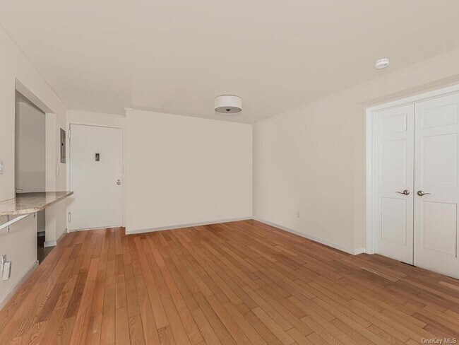 Building Photo - 1155 Warburton Avenue Unit 9R