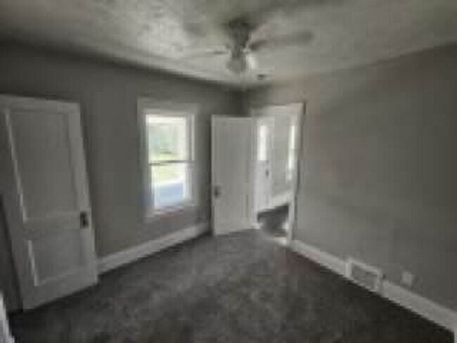 Building Photo - 987 Evangeline Rd