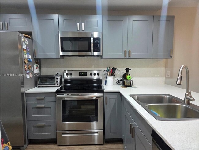 Foto del edificio - 9410 Poinciana Pl