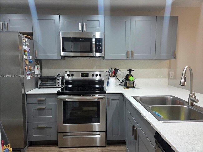 Building Photo - 9410 Poinciana Pl