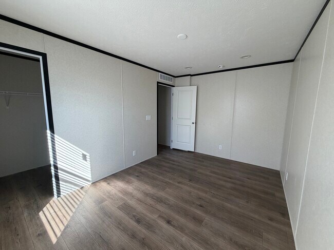 Foto del edificio - 25794 Nuway Ave