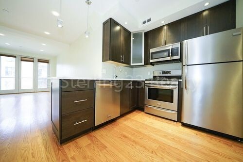 Primary Photo - 27-40-40 Hoyt Ave S