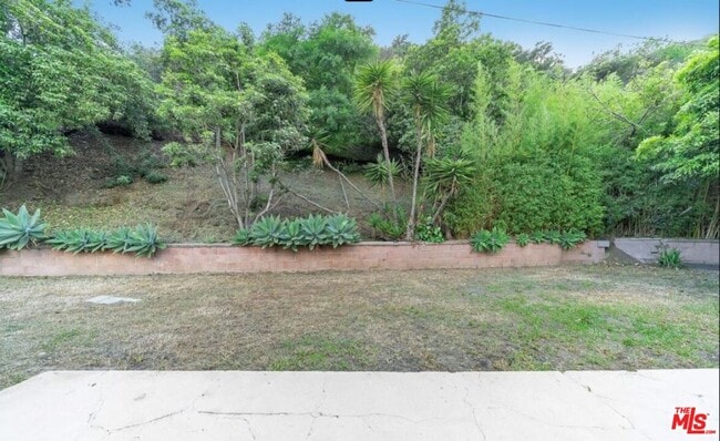 Building Photo - 1555 San Ysidro Dr