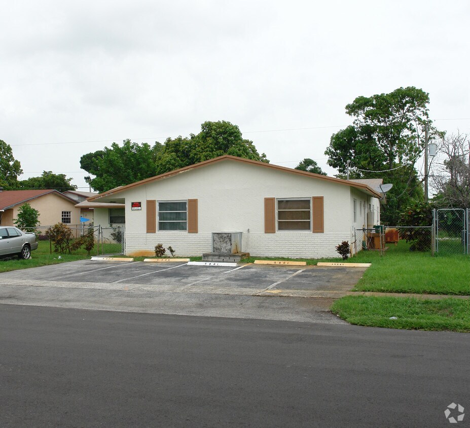 Foto del edificio - 5901 NW 19th Ct