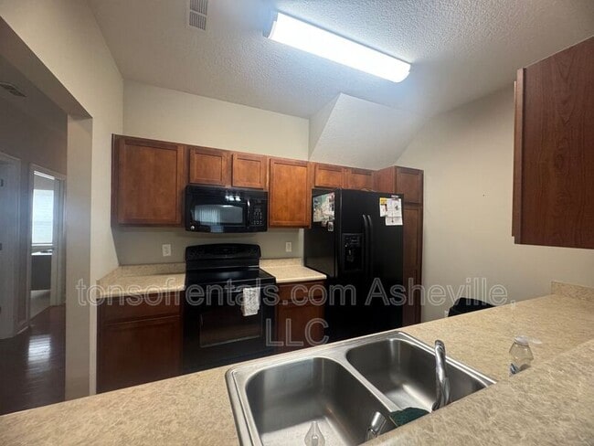 Building Photo - 93 Foxden Dr