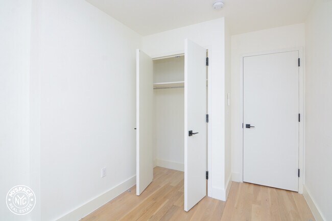 Foto del edificio - 830 St Johns Pl