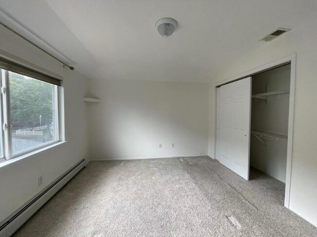 Building Photo - 12 Pebble Ln