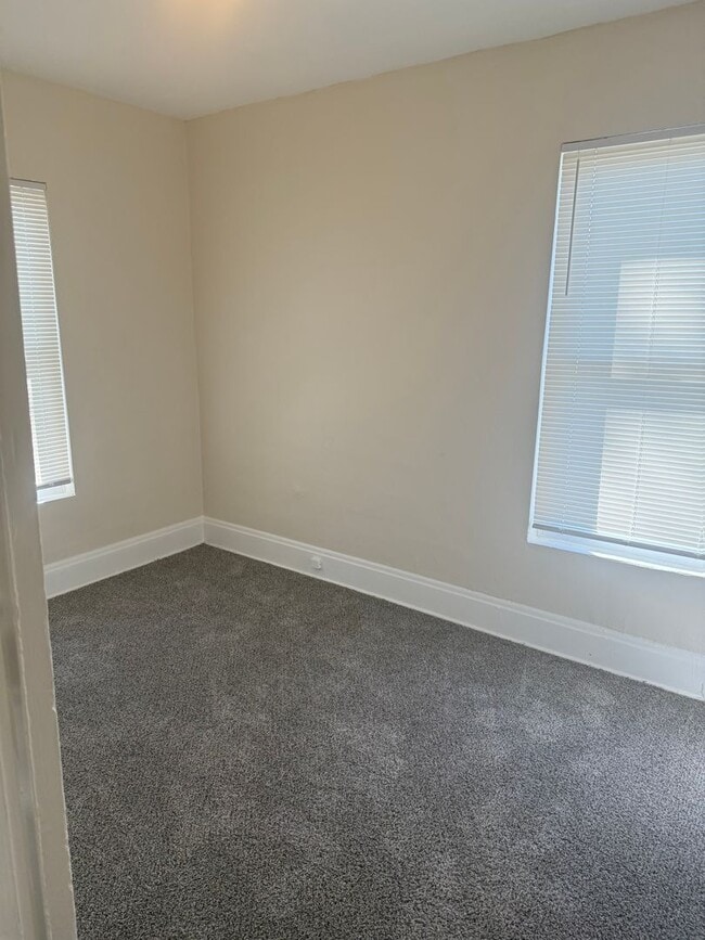 Building Photo - NCH - 608-610 Carpenter St.