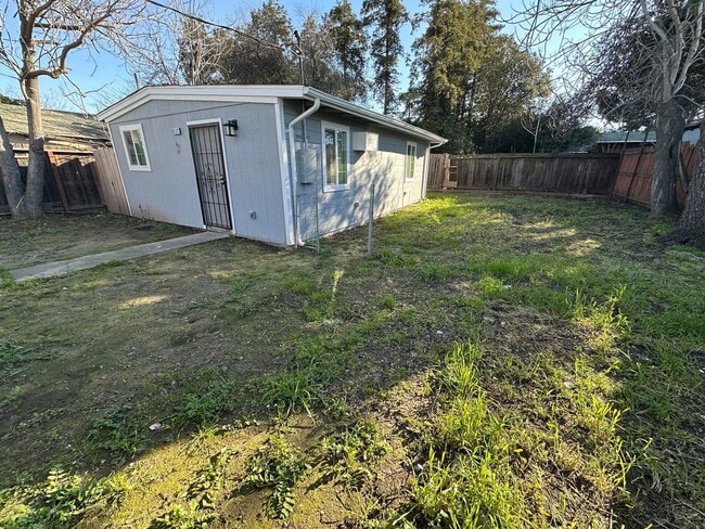 Building Photo - Beautiful Remodeled 2 bed, 1 Bath Back Lot Unit