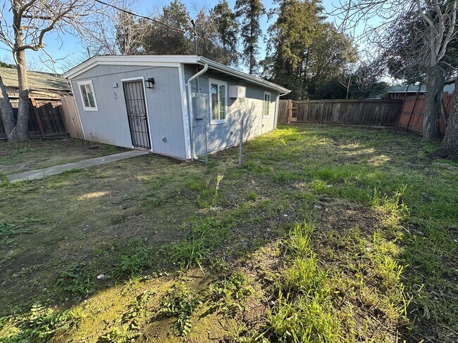 Foto del edificio - Beautiful Remodeled 2 bed, 1 Bath Back Lot Unit