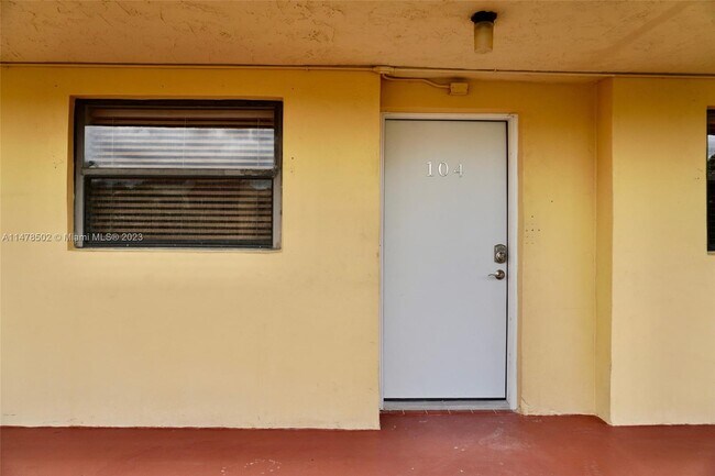Building Photo - 8879 Fontainebleau Blvd