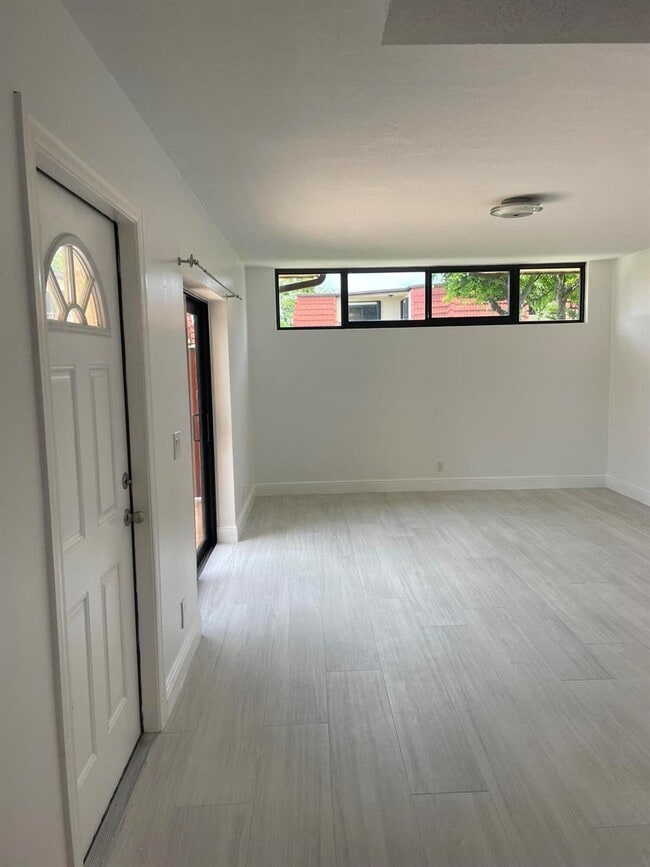 Building Photo - 3878 Victoria Dr