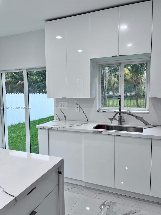 Foto del edificio - 10151 NW 21st Ct
