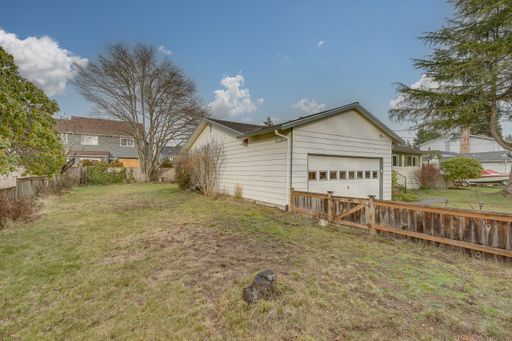 Foto del edificio - Newly Remodeled Rambler in Lynnwood with Giant Back Yard!