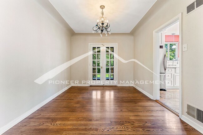 Building Photo - Breathtaking 4 Bedroom Hilltop Home!
